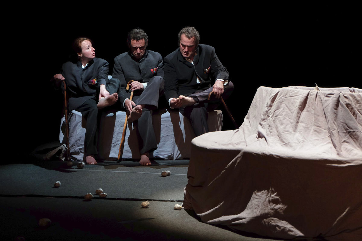 "Du pain plein les poches" de Mateï Visniec à l’Auditorium des Carmes de Vannes, et au Cairn à Larmor-Baden en 2015, par l'atelier théâtre adultes avancés.