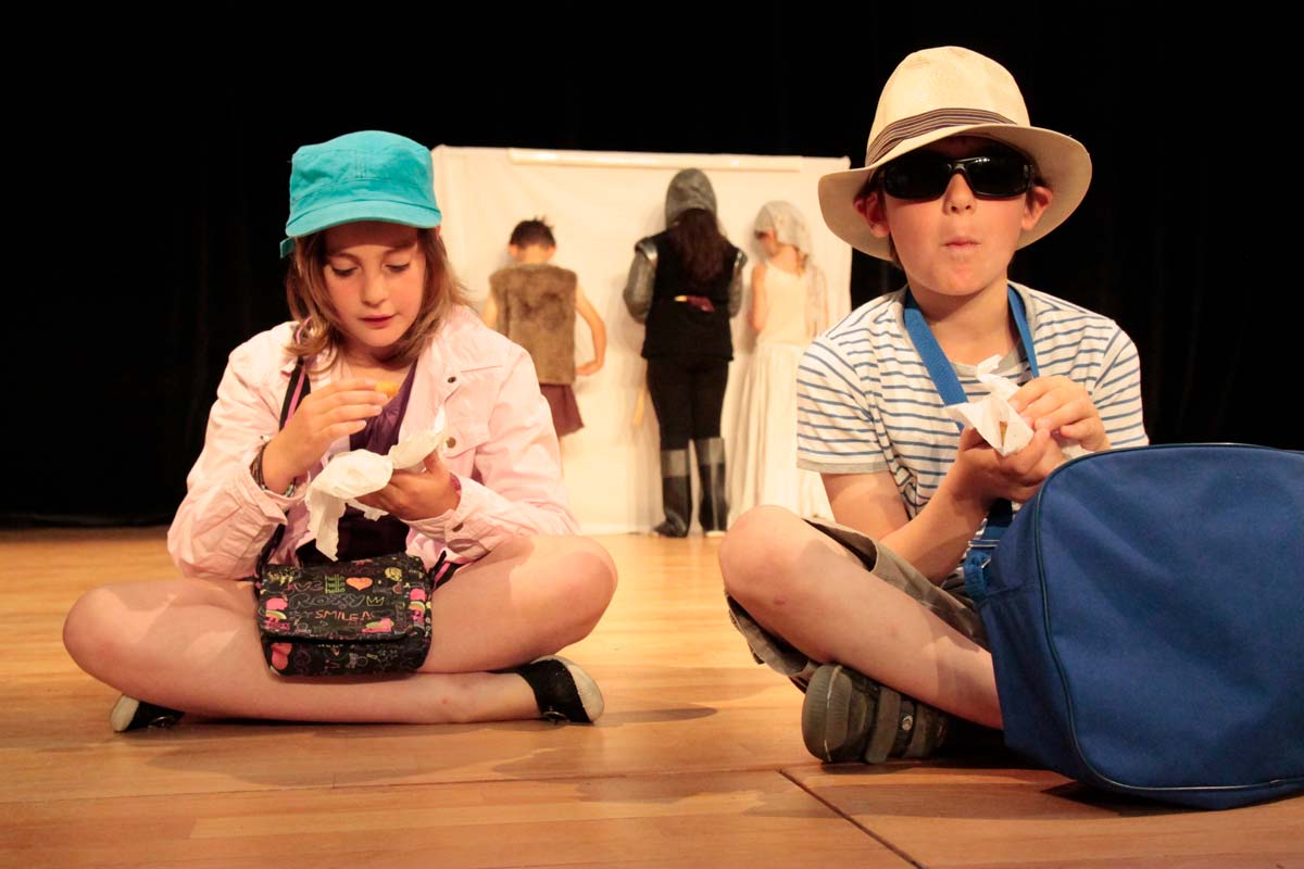 Amuser, à musée et demi, pièce de théâtre de l'atelier enfants de la Compagnie Ni Plus Ni Moins à l'Auditorium des Carmes à vannes en 2013.