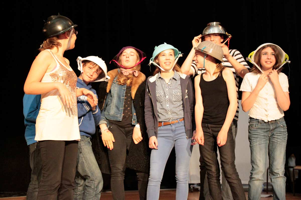 Poucet, version 21è siècle, pièce de théâtre de l'atelier ados de la Compagnie Ni Plus Ni Moins à l'Auditorium des Carmes à vannes en 2013.