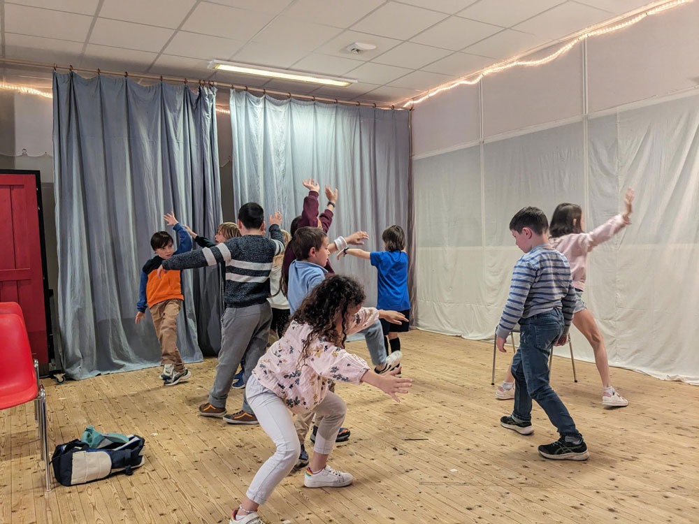 Cours de théâtre des enfants de 9 à 11 ans de la Compagnie Ni Plus Ni Moins, ateliers théâtre pour tous (petits, enfants, ados, adultes) à Vannes et la Trinité Surzur dans le Morbihan